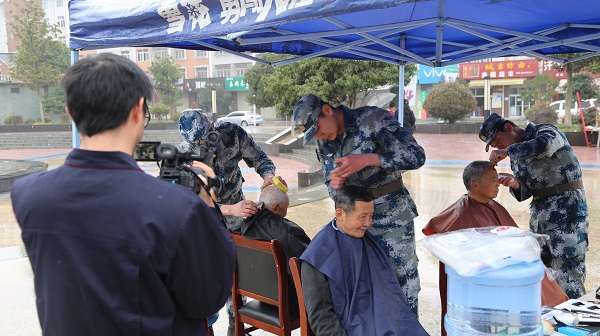 4官兵们在崔家山社区玉兰广场为老人们理发.JPG