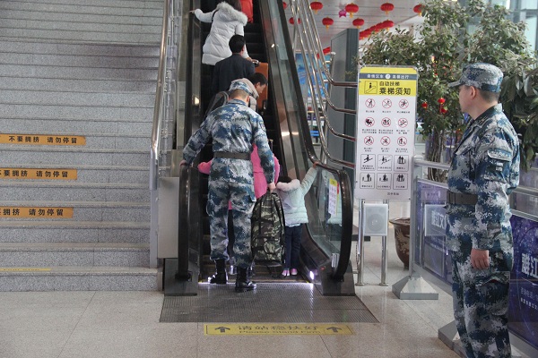 5官兵们在西成高铁城固北站帮助乘客提行李.JPG