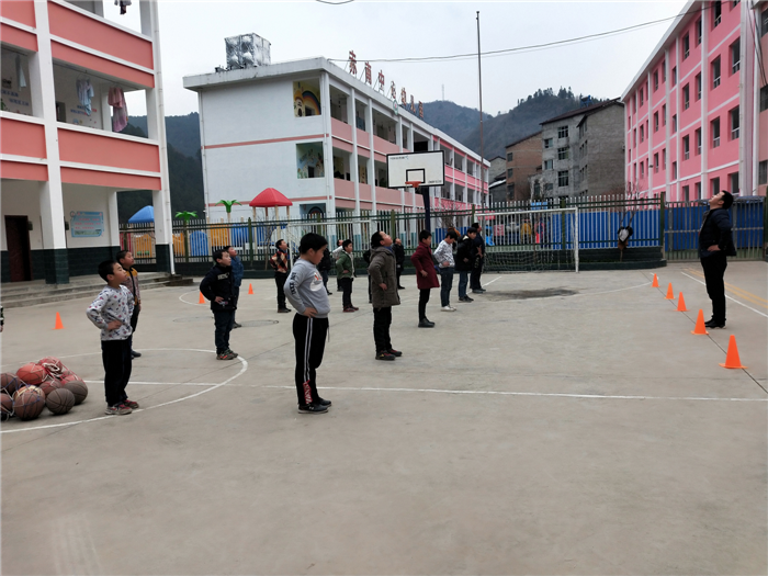 镇巴县赤南镇中心小学少年宫男子篮球社团开展成果展示活动