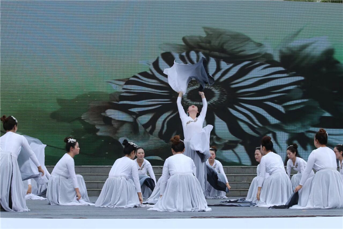 西乡县东关小学《墨舞润茶乡》参演全县中小学素质教育成果展演活动
