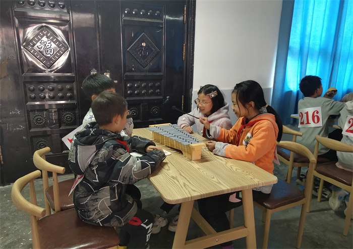 学生在希望小屋学习使用奥尔夫手敲琴.jpg 学生在希望小屋学习使用奥尔夫手敲琴.jpg