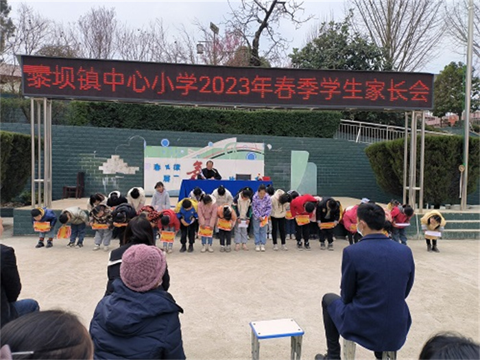 获奖学生三鞠躬.jpg 获奖学生三鞠躬.jpg