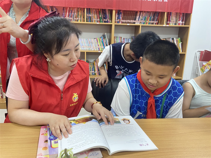 志愿者和孩子一起阅读2.jpg