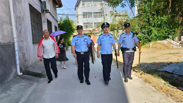 联合辖区民警捕捉流浪狗1.jpg