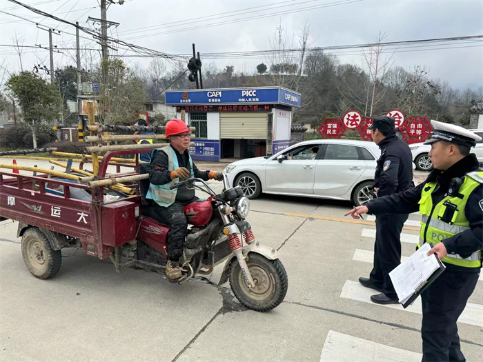 交警劝导违规驾驶.jpg 交警劝导违规驾驶.jpg