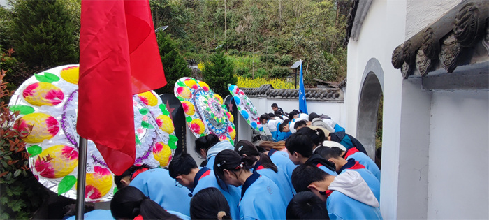 教师、学生祭扫烈士陵园.jpg