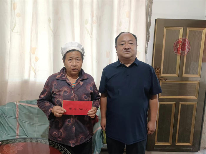 县委宣传部领导慰问“汉中市最美系列人物”吴仁发.jpg 县委宣传部领导慰问“汉中市最美系列人物”吴仁发.jpg