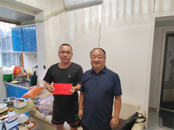 县委宣传部领导慰问“汉中市最美系列人物”赵荣清.jpg 县委宣传部领导慰问“汉中市最美系列人物”赵荣清.jpg
