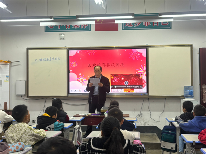 陈佑生老师进行时政述评活动现场.png 陈佑生老师进行时政述评活动现场.png
