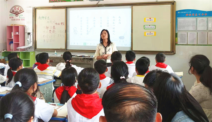 陈斌老师执教《石灰吟》现场.jpg 陈斌老师执教《石灰吟》现场.jpg
