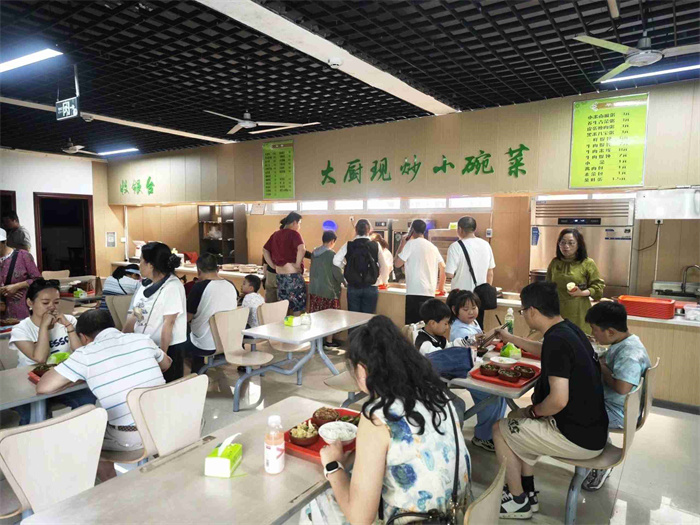 五一假期，游客自觉排队在机关食堂吃饭。 李文博 摄_new.jpg
