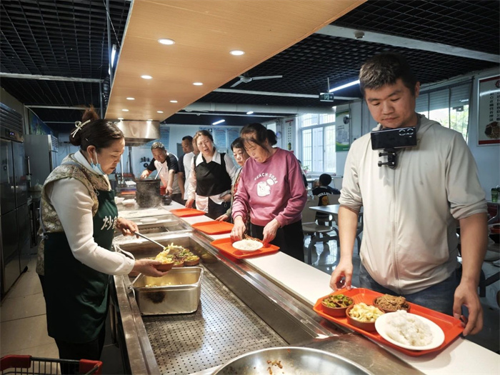 五一假期，游客自觉排队在机关食堂吃饭1。 李文博 摄.jpg