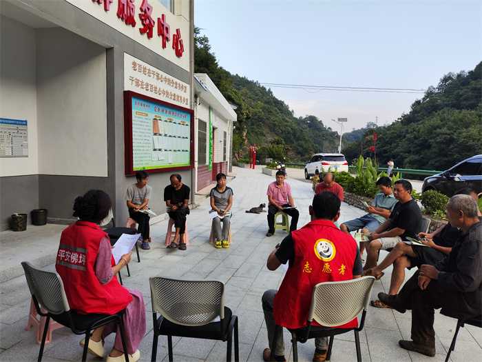 “岳小宣·轻骑兵”召开“院坝会”宣讲.jpg “岳小宣·轻骑兵”召开“院坝会”宣讲.jpg