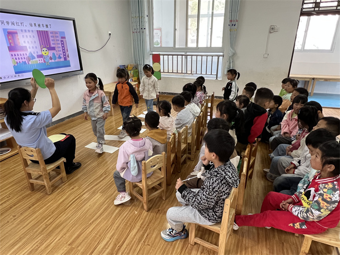 小小交通员.jpg 小小交通员.jpg