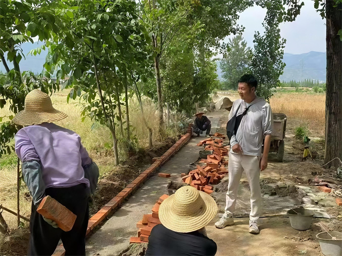 李辉带伤查看新建抗旱渠道进度.jpg 李辉带伤查看新建抗旱渠道进度.jpg