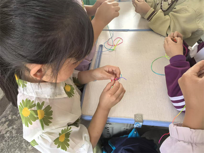 学生编制五彩绳.jpg 学生编制五彩绳.jpg