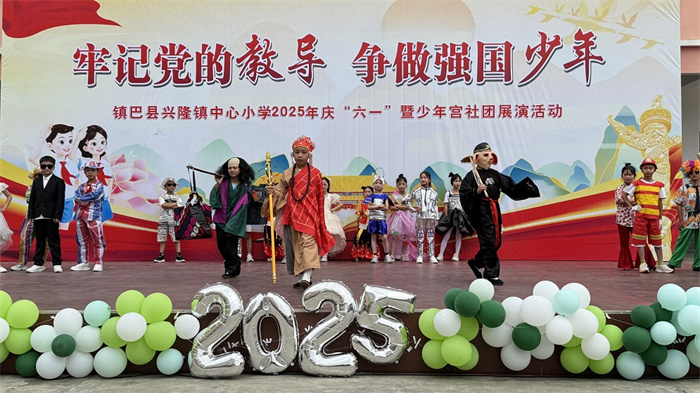 三2班时装走秀.jpg