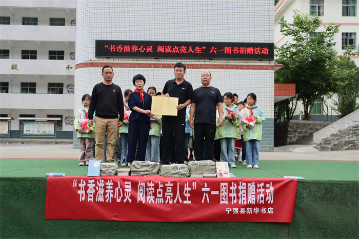 捐赠图书1.jpg