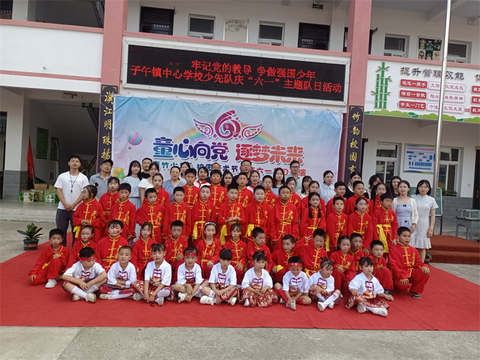 师生合唱《歌唱祖国》.jpg